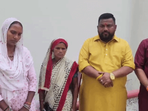 पीड़ित के साथ कमिश्नर दफ्तर पहुंचे शिवसेना लायंस के नेता।