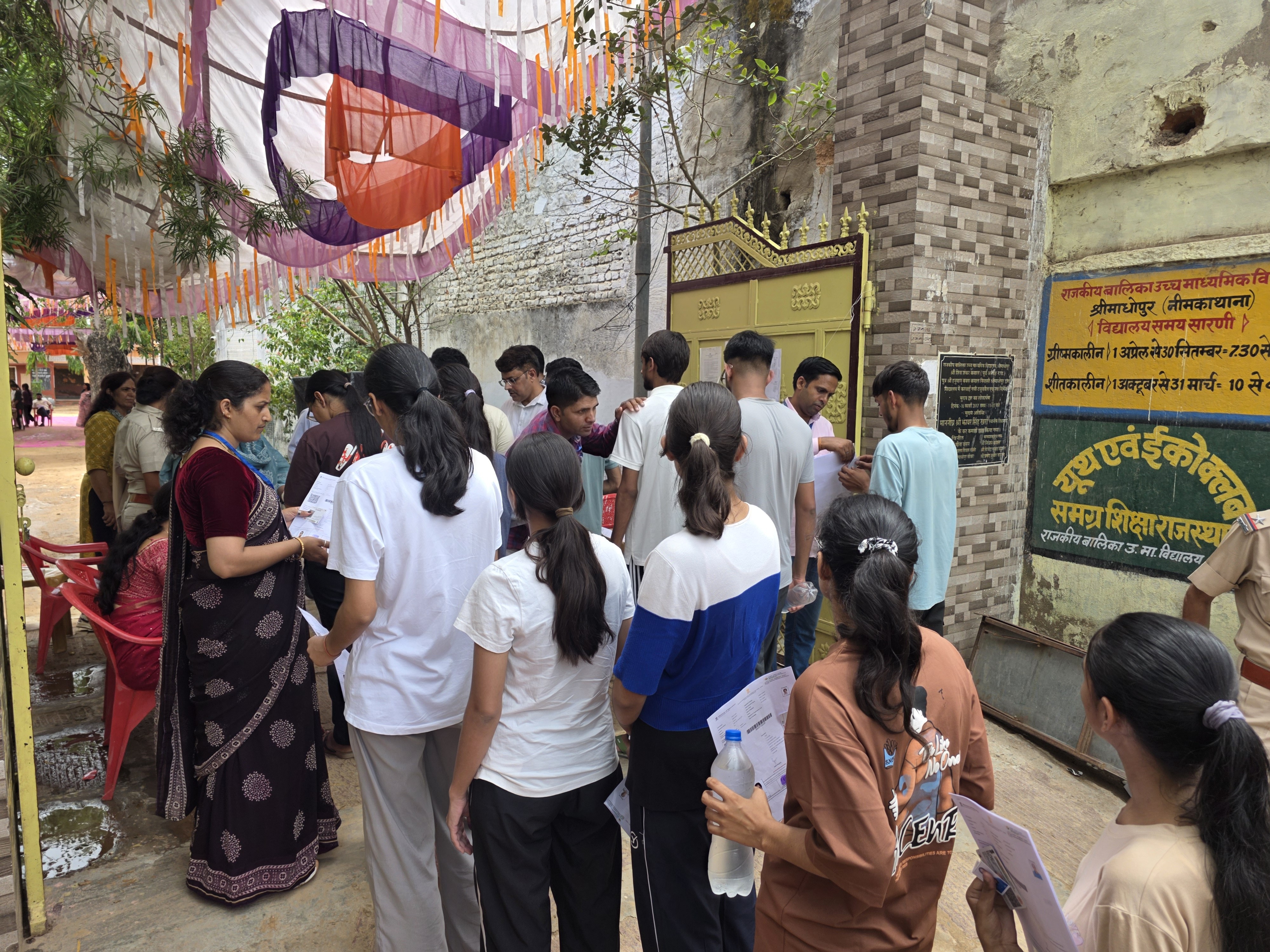 पुलिस निगरानी में हुई अभ्यर्थियों की एंट्री