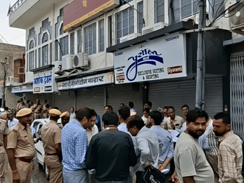सीकर में पंजाब नेशनल बैंक के स्ट्रांग रूम से पेपर ले जाने के लिए मौजूद स्टाफ।