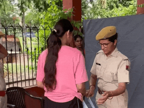 थ्री-लेयर सिक्योरिटी जांच के बाद ही अभ्यर्थियों को परीक्षा केंद्र में प्रवेश दिया गया।