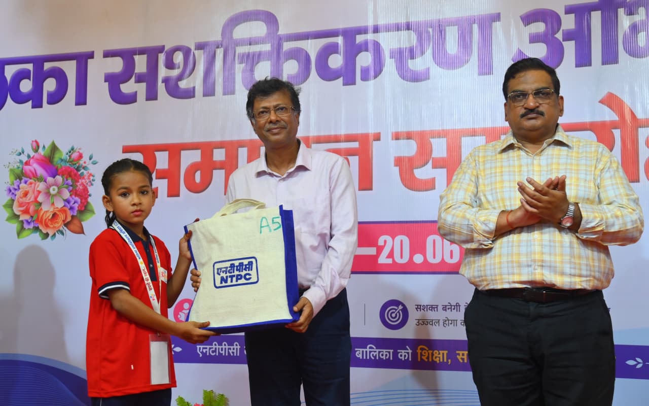 बच्ची को सम्मानित करते परियोजना प्रमुख।