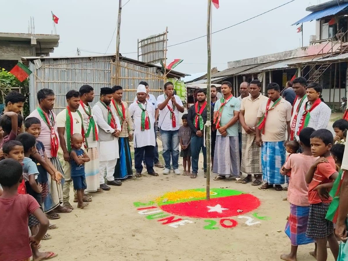 हसनगंज और हाजी बसीर टोला में हुआ ध्वजारोहण।