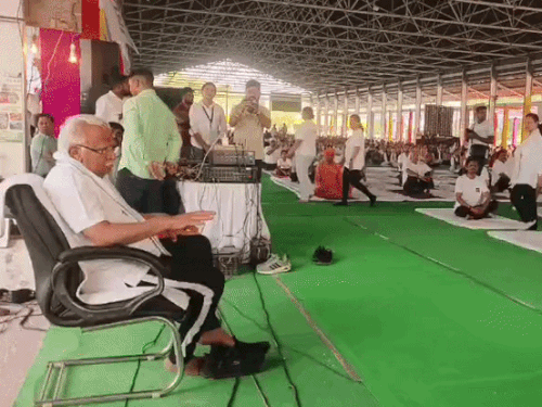 कार्यक्रम में बैठकर योग को देखते केंद्रीय मंत्री मनोहर लाल।