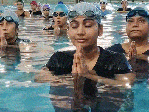 गुजरातच्या वडोदरा येथील सामा स्पोर्ट्स कॉम्प्लेक्सच्या जलतरण तलावात महिलांनी एक्वा योग केला.