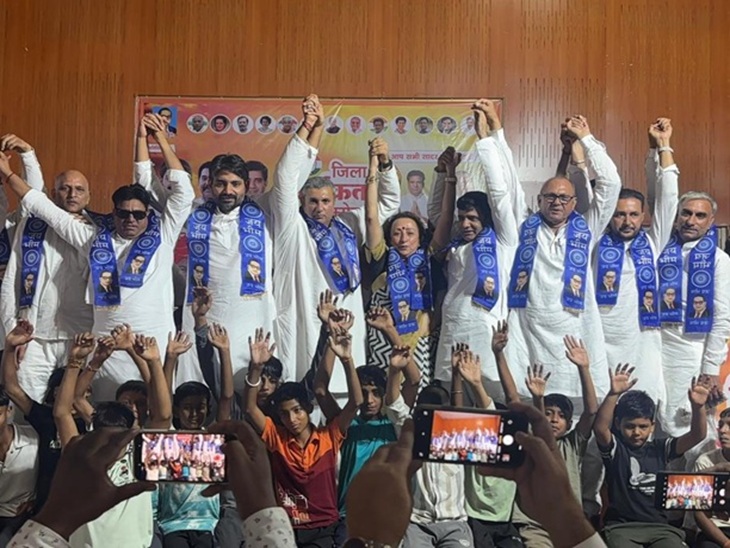 भिवानी के सांस्कृतिक सदन में आयोजित कांग्रेस के कार्यकर्ता सम्मेलन में शामिल नेता।