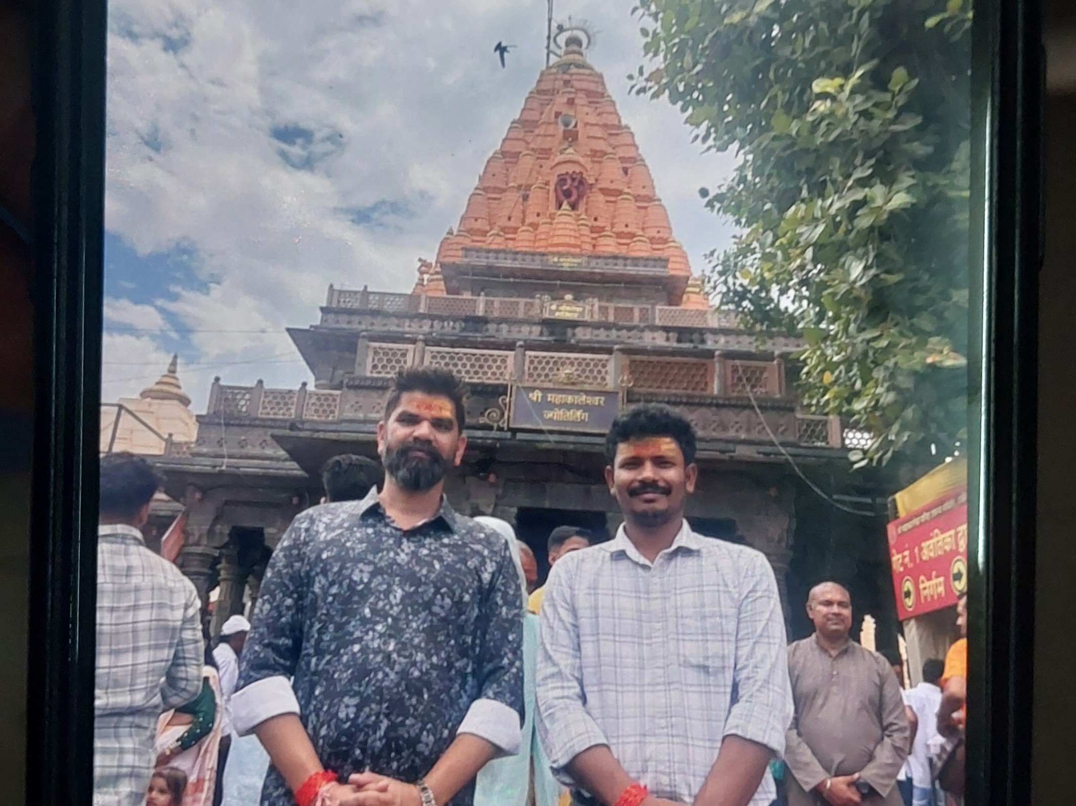 इंदौर के डीलर ओम धाकड़ के साथ मणि कुट्टी।
