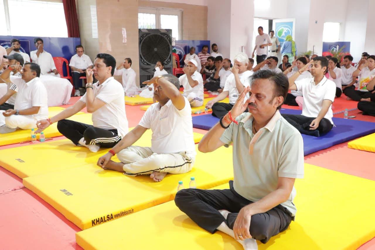 राजेंद्र शुक्ल ने योग कर लोगों को स्वस्थ जीवन का संदेश दिया।