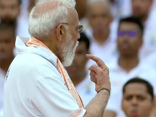 कोलकाता में योग करते हुए पीएम मोदी ने भीड़ में मौजूद लोगों को शीतली प्राणायाम करना सिखाया।