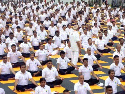 कोलकाता में पीएम मोदी ने किए चार आसन, बोले- 70 की उम्र में 50 जैसा दिखने में मददगार है योग