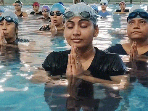 गुजरात के वडोदरा में महिलाओं ने स्विमिंग पूल में पदाधीरासन किया।