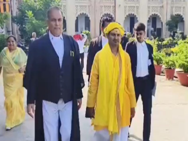 सचिव कपिल शर्मा ने दिनेश शर्मा फलाहारी पर आरोप लगाते हुए कहा कि वह पूर्व में समाजवादी पार्टी का पदाधिकारी रहा है।