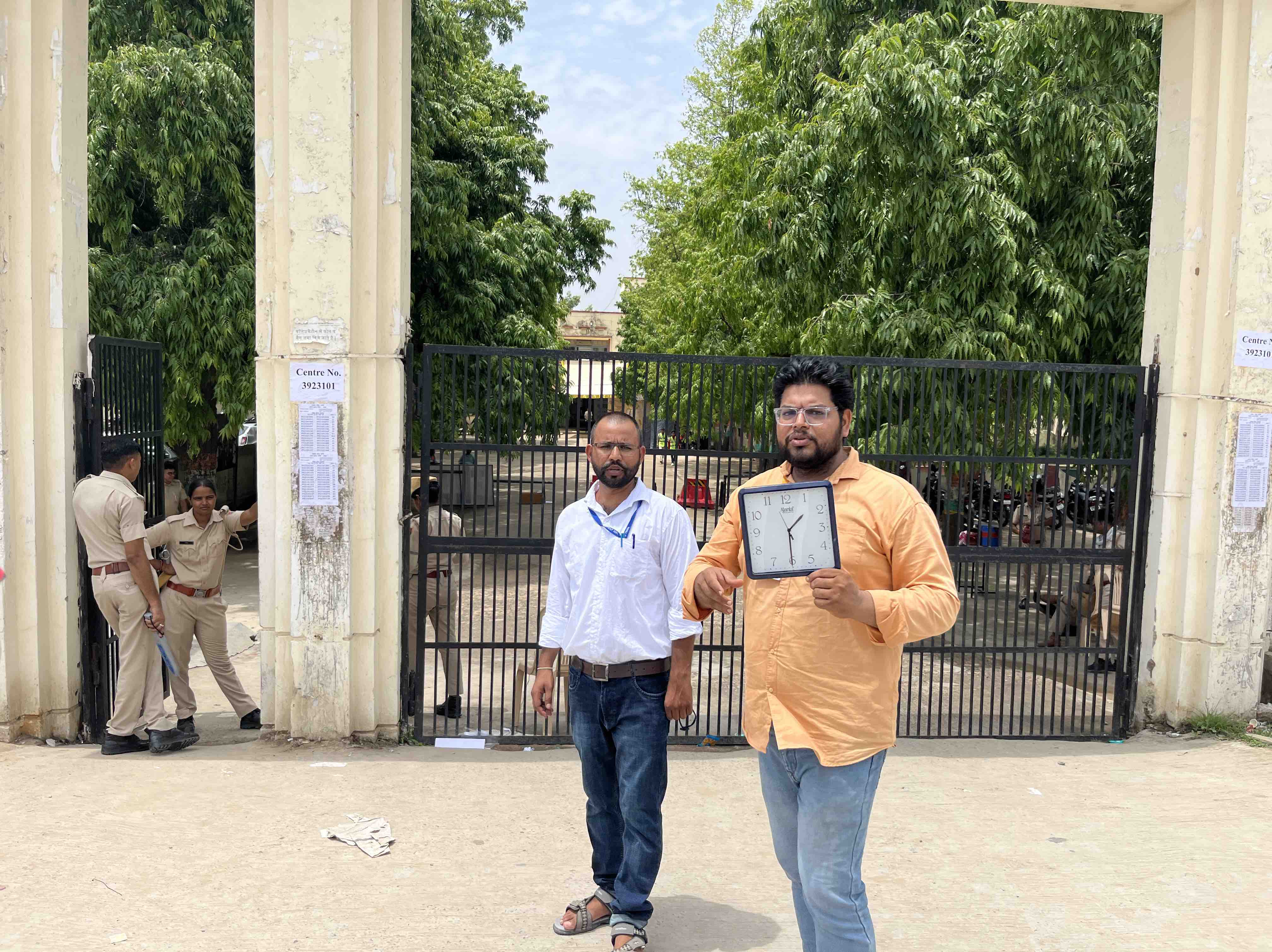NTA ने टाइम देखने के लिए भी खुद की घड़ी लगाई