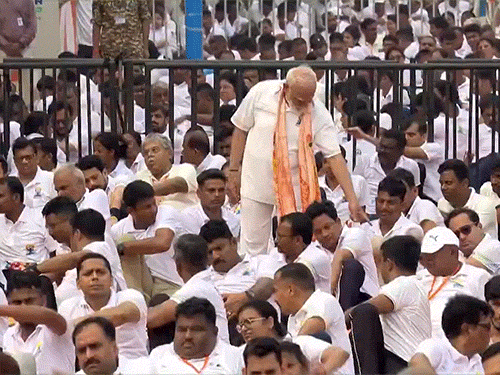 कोलकाता में पीएम मोदी ने किए चार आसन, बोले- 70 की उम्र में 50 जैसा दिखने में मददगार है योग