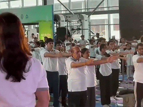 बांग्लादेश में भारत के उच्चायुक्त दिनेश त्रिवेदी ने राजधानी ढ़ाका में योग किया।