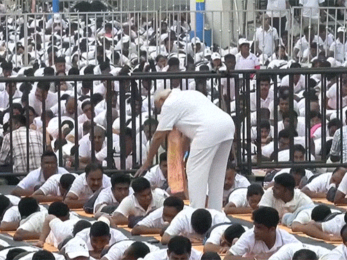 कोलकाता में कार्यक्रम के दौरान पीएम मोदी ने गलत योग कर रहे आदमी का आसन सही कराया।