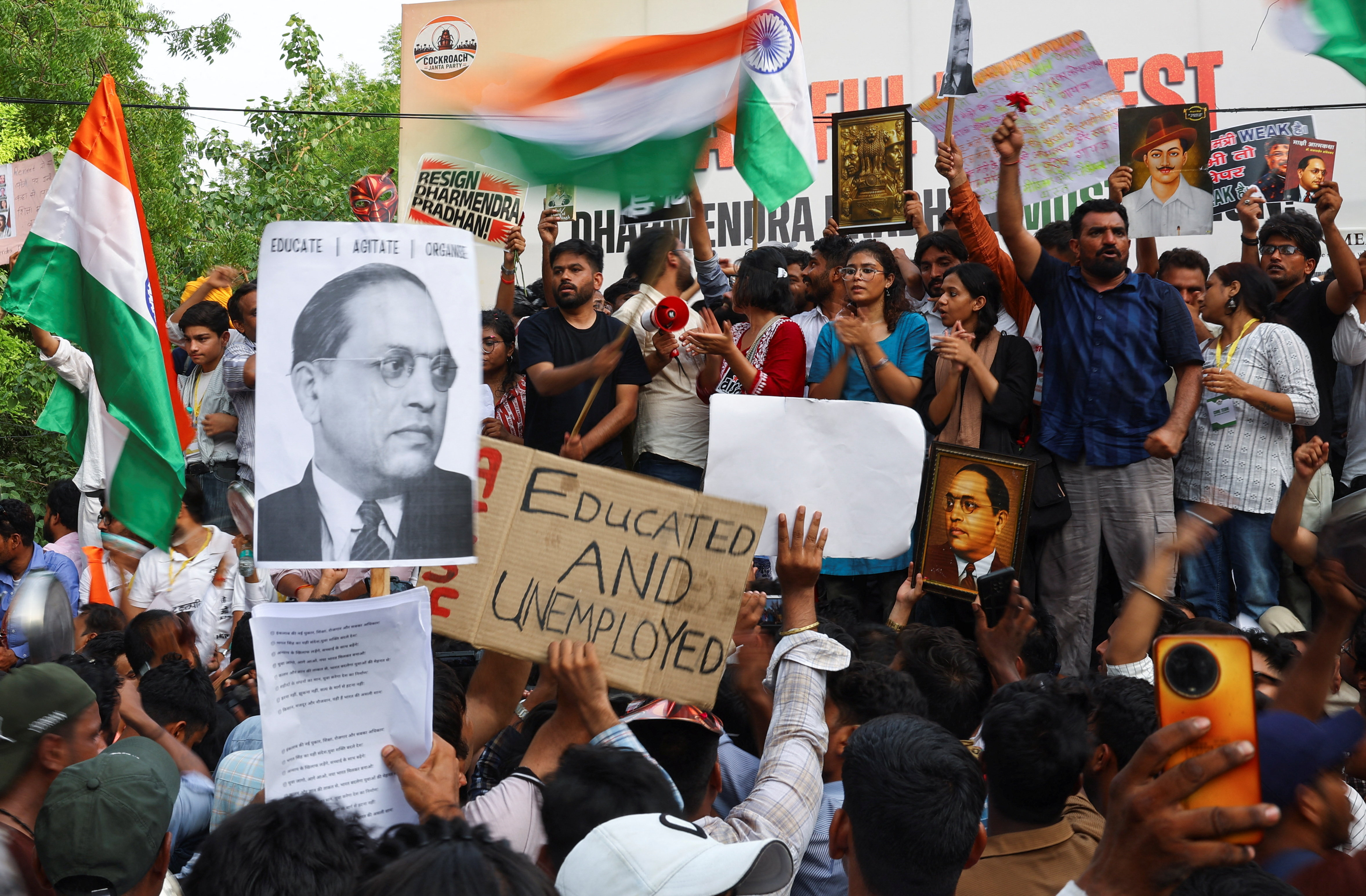 शनिवार को कई प्रदर्शनकारी जंतर-मंतर पर बाबा साहेब आंबेडकर और भगत सिंह के पोस्टर लेकर पहुंचे थे।