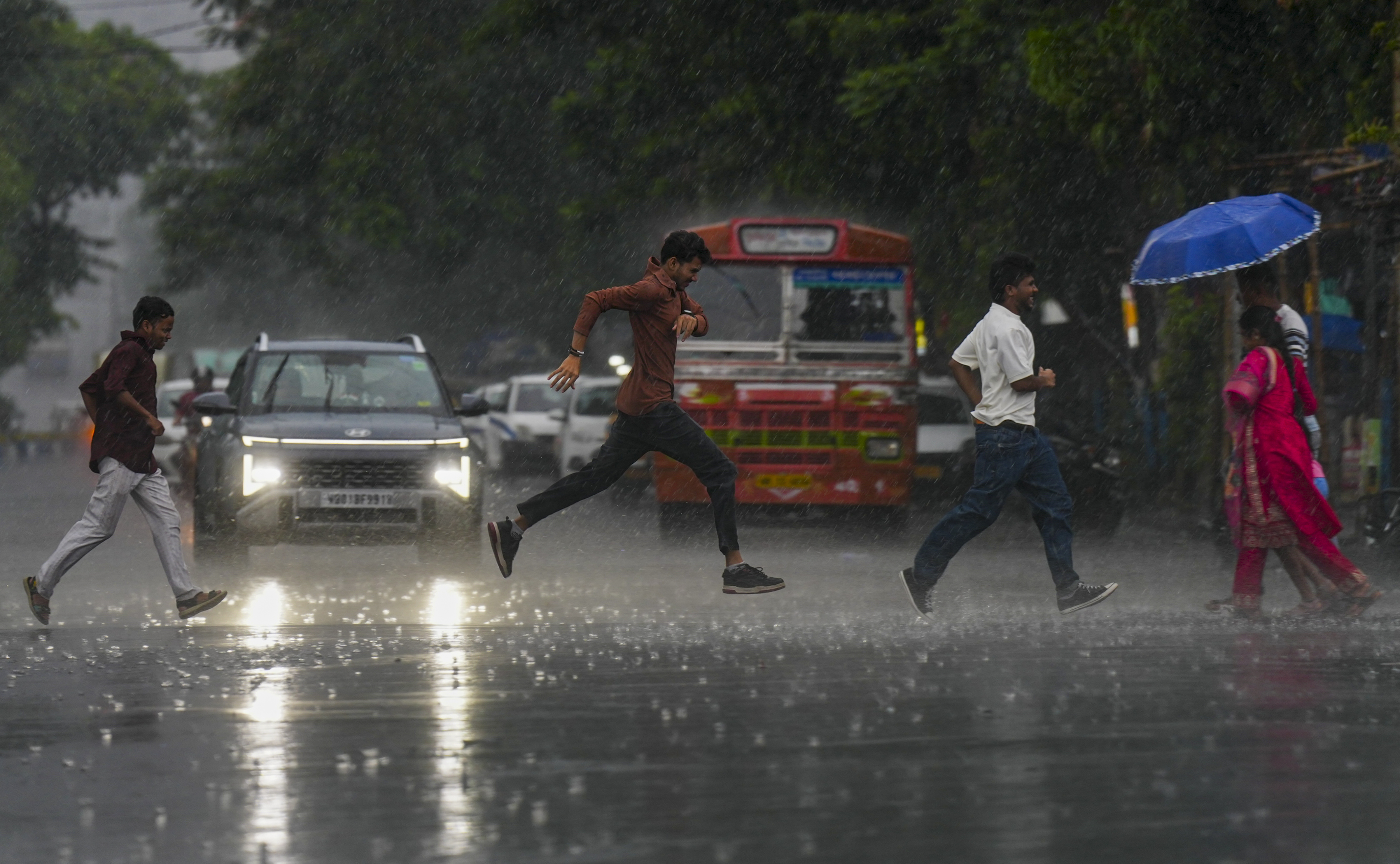 There was heavy rain in Kolkata, Bengal on Sunday. The weather suddenly changed during the day, due to which people were seen running to avoid getting wet.