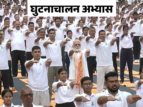 PM मोदी घुटनाचालन अभ्यास करते हुए। यह घुटनों को मजबूत बनाने में मदद करता है।