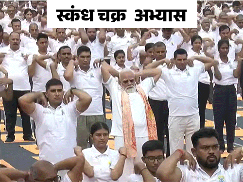 कोलकाता में पीएम मोदी ने किए चार आसन, बोले- 70 की उम्र में 50 जैसा दिखने में मददगार है योग