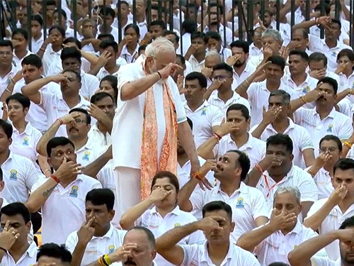 कोलकाता में पीएम मोदी ने एक आदमी को अनुलोम-विलोम प्राणायाम करना सिखाया।