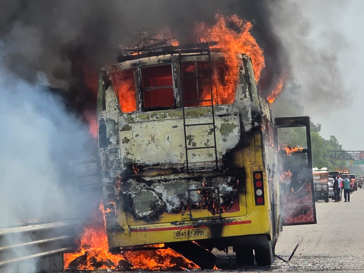 A massive fire breaks out in the moving bus, reducing it to ashes.