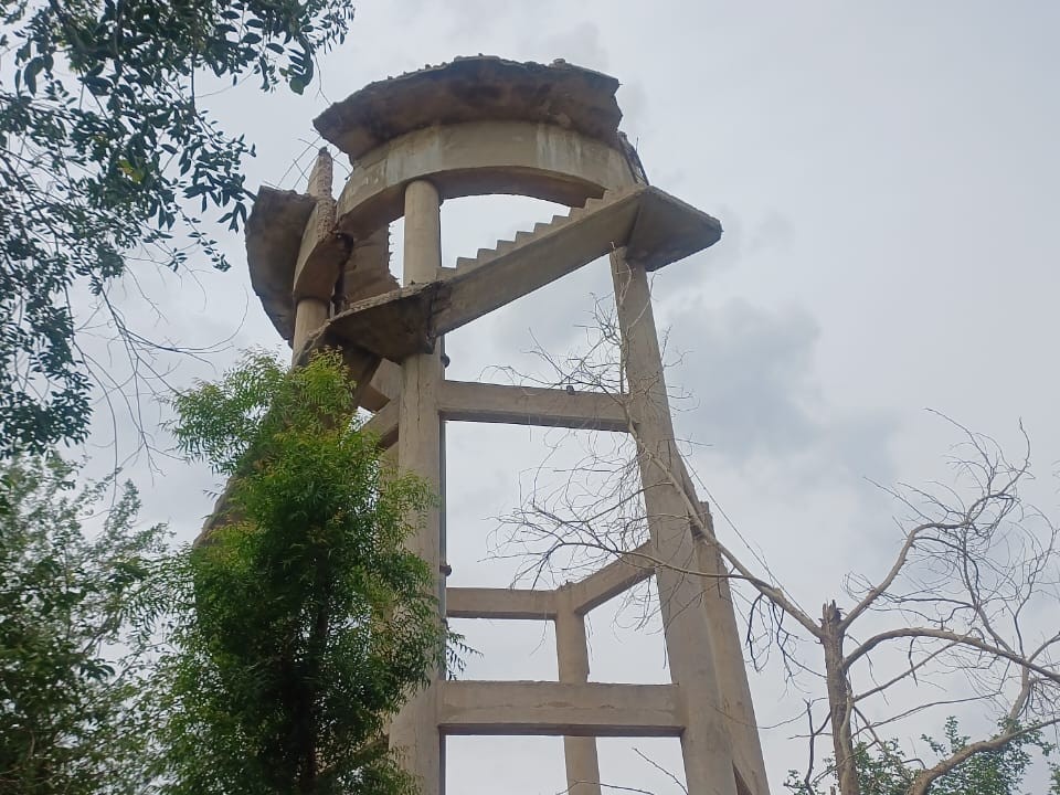 बिना किसी पूर्व सूचना के गिराई टंकी की छत ग्रामीणों में आक्रोश