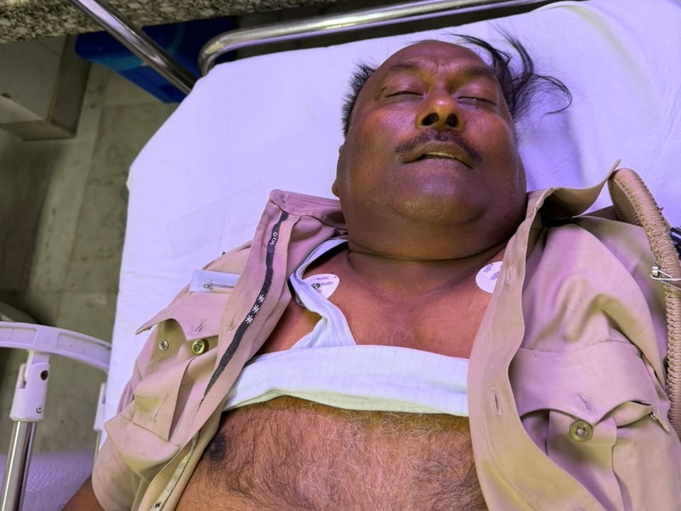 अस्पताल में डॉक्टरों ने दरोगा राजेंद्र सिंह यादव को मृत घोषित किया।