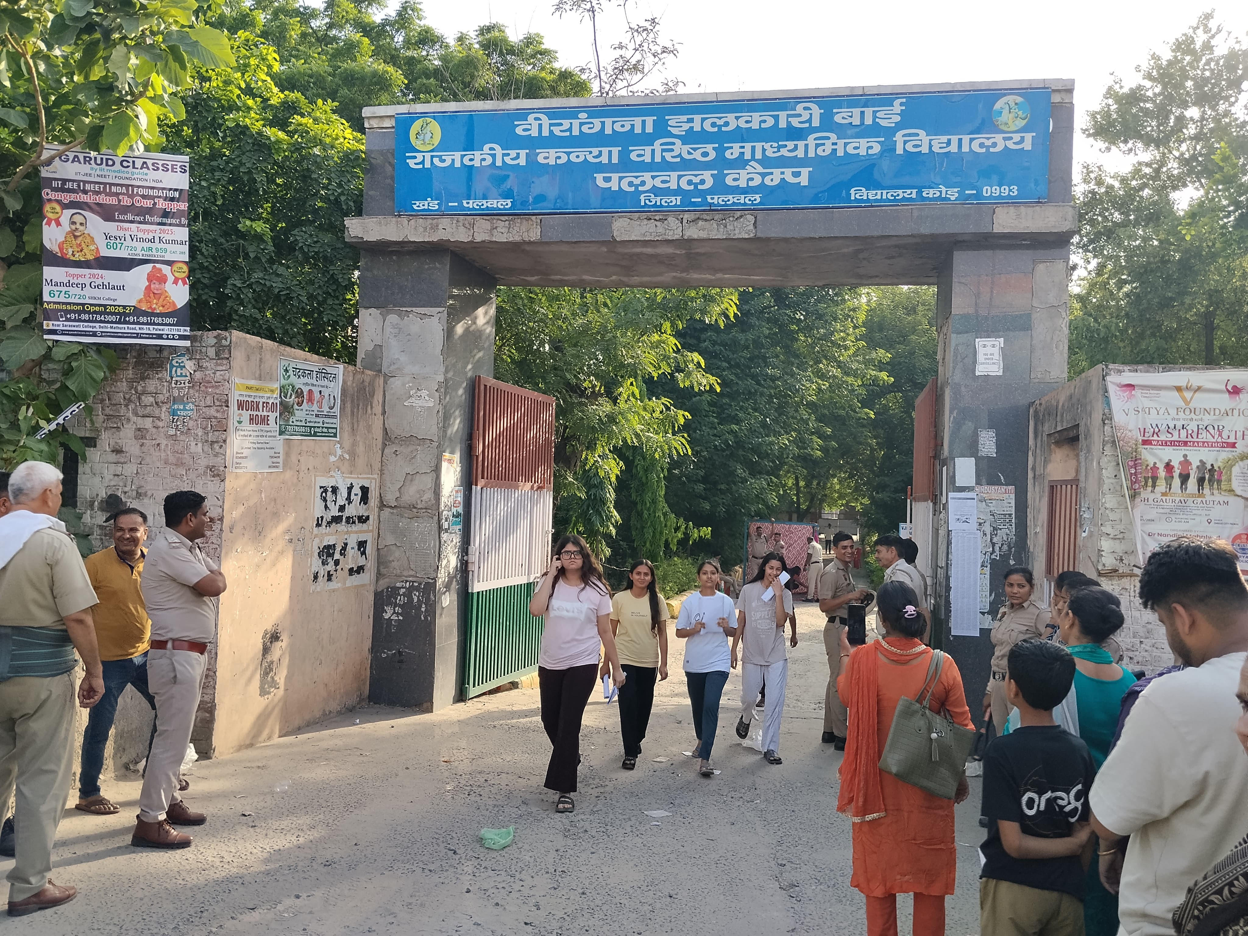 एग्जाम के बाद बाहर निकलती छात्राएं।