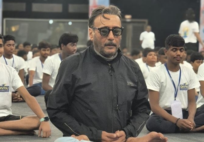 जैकी श्रॉफ ने योग करते हुए अपनी एक तस्वीर सोशल मीडिया पर शेयर की है