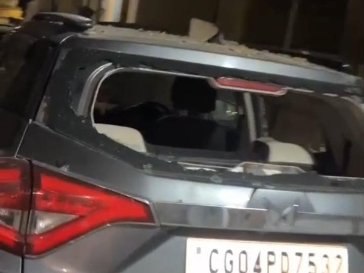मलबा गिरने से कार बुरी तरह से डैमेज हो गया