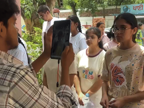 नीट एग्जाम के लिए आए स्टूडेंट्स की बायोमेट्रिक वेरिफिकेशन की गई।
