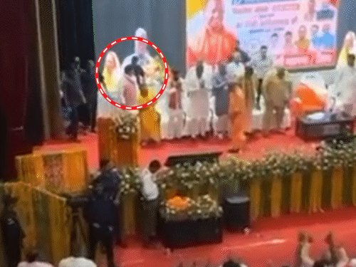 शिक्षक एमएलसी बाबूलाल तिवारी खड़े होकर सीएम का स्वागत करने लगे. फिर अपनी कुर्सी घुमाई और मंच से नीचे उतर गए.