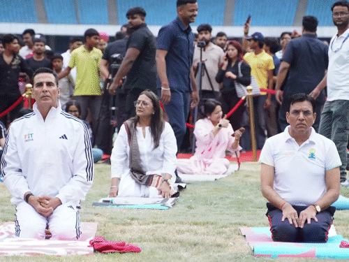 अक्षय कुमार ने मंत्री मनसुख मंडाविया के साथ किया योग.