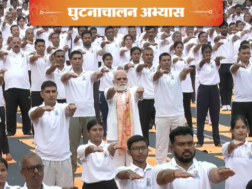 PM मोदी घुटनाचालन अभ्यास करते हुए। यह घुटनों को मजबूत बनाने में मदद करता है।