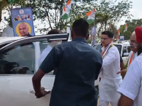 राहुल, भूपेश और सचिन पायलट तीनों एक ही कार पर सवार होकर अभनपुर पहुंचे।
