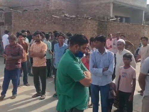 प्रॉपर्टी कारोबारी के घर डकैती की सूचना के बाद रविवार सुबह बड़ी संख्या में भीड़ जुट गई।