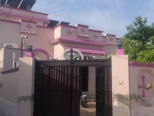 परिवार के अनुसार, बदमाशों ने महिलाओं के जेवर उतरवाए। वारदात को अंजाम देने के बाद सीसीटीवी डीवीआर भी साथ ले गए।