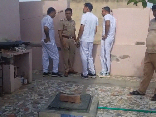 कोतवाली थाना पुलिस ने घर का मुआयन किया और परिवार के सदस्यों से घटना की जानकारी ली।