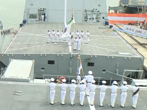 नेवी को मिले 3 स्वदेशी युद्धपोत: INS दूनागिरी ब्रह्मोस से लैस, रडार नहीं पकड़ पाएगा; INS संशोधक लगातार 12000km तक चल सकता है कार्यक्रम के दौरान नौसेना के जवानों ने परेड और फ्लैग होस्टिंग की।