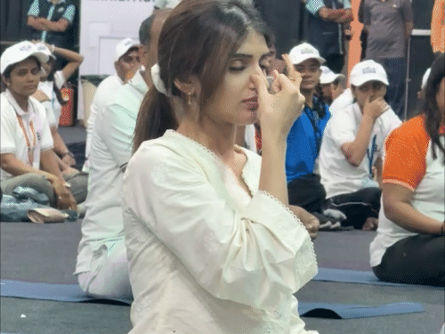 योगाभ्यास करती श्रीलीला.