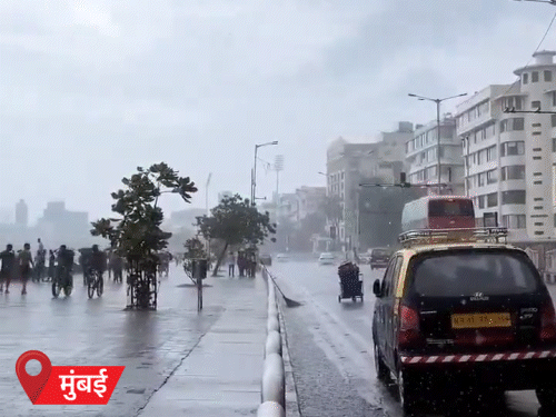 मुंबई के मरीन ड्राइव पर लोगों ने बारिश के बीच साइकिलिंग और मॉर्निंग वॉक किया।