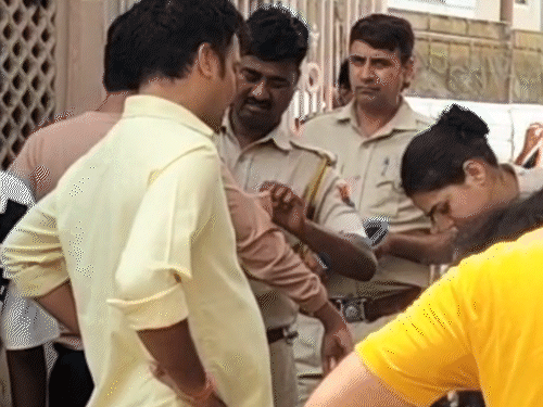 कोटा के मोदी कॉलेज स्थित परीक्षा सेंटर पर एक छात्र फुल बाजू टीशर्ट पहनकर आया था। पुलिसकर्मियों ने शर्ट की बाजू काटकर उसे अंदर भेजा।