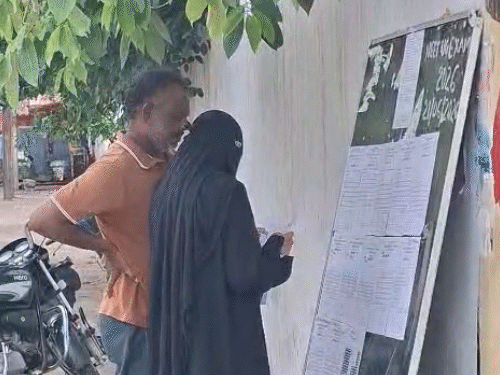 अभ्यर्थी अपना रोल नंबर चेक कर रहे हैं।
