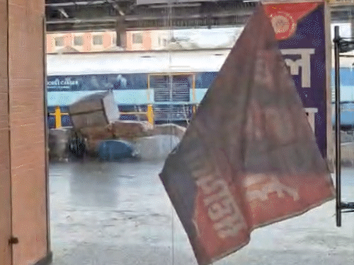 भोपाल रेलवे स्टेशन के प्लेटफार्म नंबर-1 पर स्थित नीट हेल्प डेस्क के सामने कोई बैठा नहीं मिला।