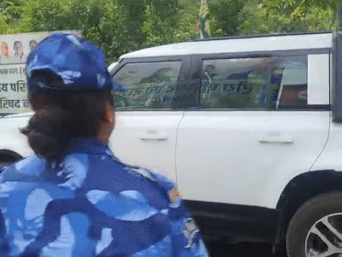 मोकामा विधायक अनंत सिंह डिफेंडर गाड़ी से जेडीयू कार्यालय पहुंचे.