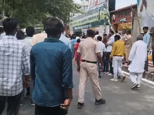 कड़ी सुरक्षा के बीच जेडीयू नेताओं को पार्टी कार्यालय में प्रवेश दिया जा रहा है.
