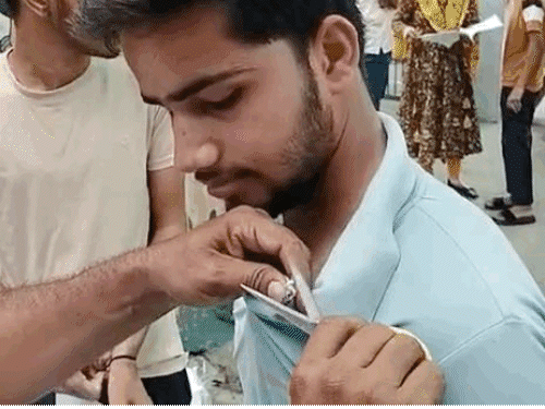 राजस्थान के भीलवाड़ा में एक सेंटर पर कैंडिडेट की टी-शर्ट पर लगे मेटल के बटन और हाथों में बंधे धागे काटे गए।