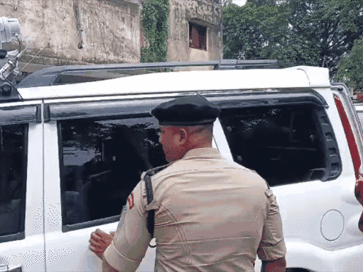 आरोपी इजहार को मधुबनी ले जाती पुलिस।