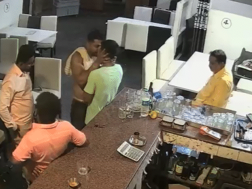 युवक ने वेटर का गला दबाया। उसके साथ मारपीट की और धमकी की।