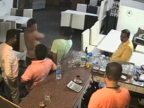 नशे में युवक ने बार में वेटर को कई थप्पड़ जड़े